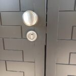 Πόρτες αλουμινίου με σκαλιστό μοτίβο
