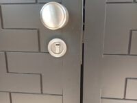 Πόρτες αλουμινίου με σκαλιστό μοτίβο